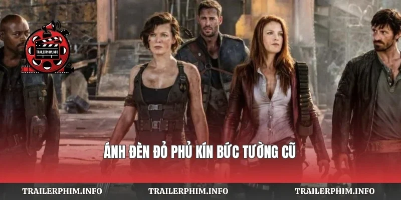 Ánh đèn đỏ phủ kín bức tường cũ