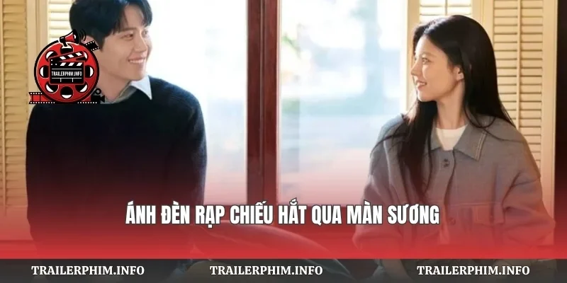 Ánh đèn rạp chiếu hắt qua màn sương