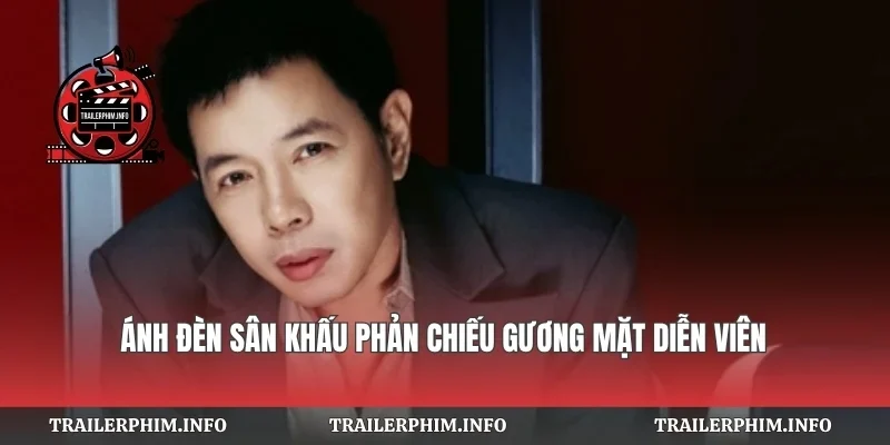 Ánh đèn sân khấu phản chiếu gương mặt diễn viên