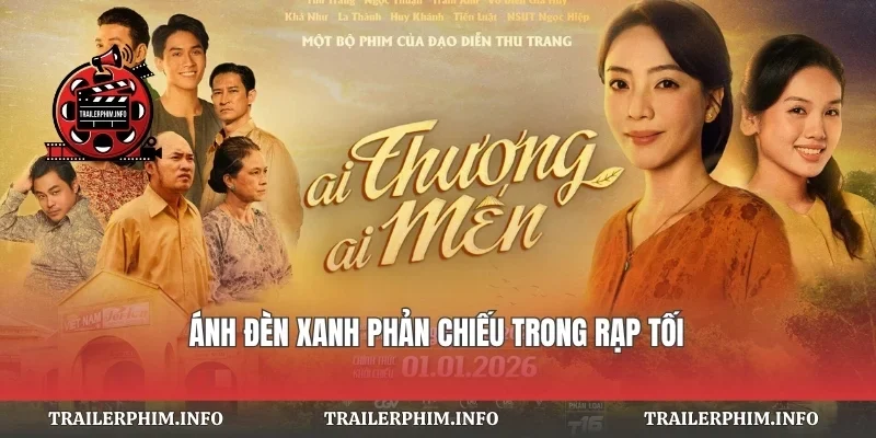 Ánh đèn xanh phản chiếu trong rạp tối
