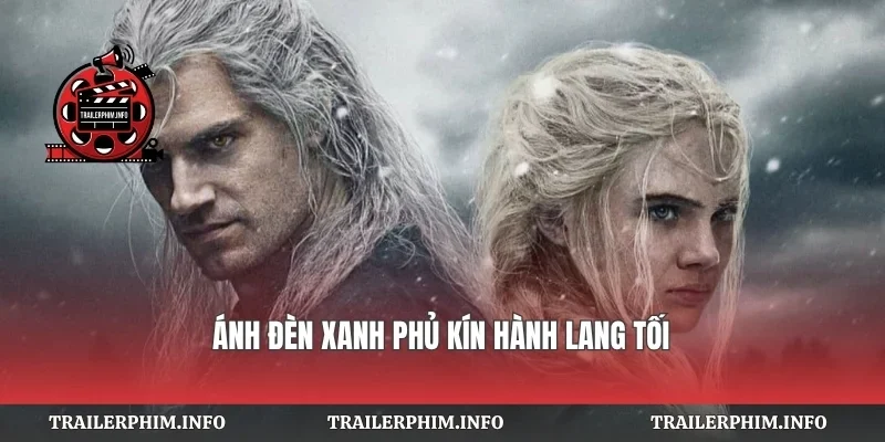 Ánh đèn xanh phủ kín hành lang tối