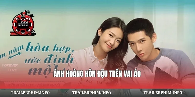 Ánh hoàng hôn đậu trên vai áo
