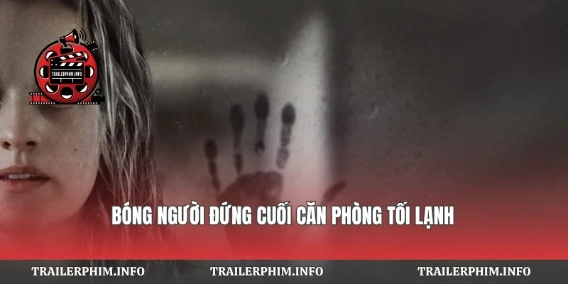 Bóng người đứng cuối căn phòng tối lạnh