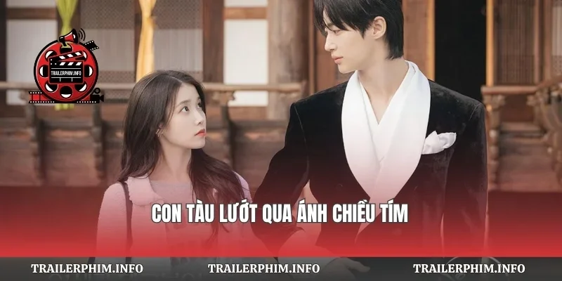 Con tàu lướt qua ánh chiều tím