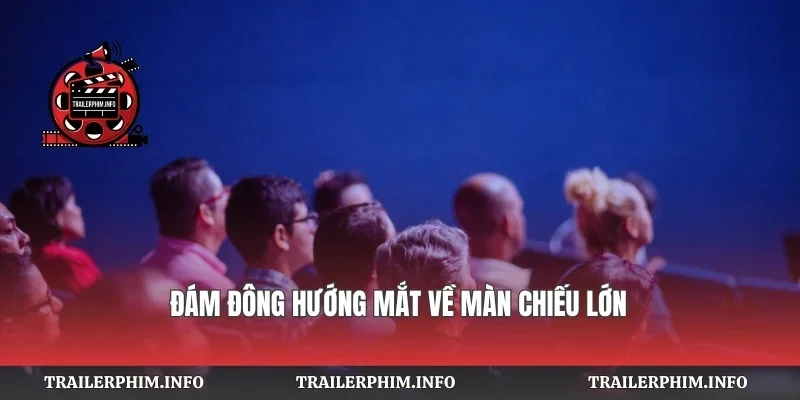 Đám đông hướng mắt về màn chiếu lớn