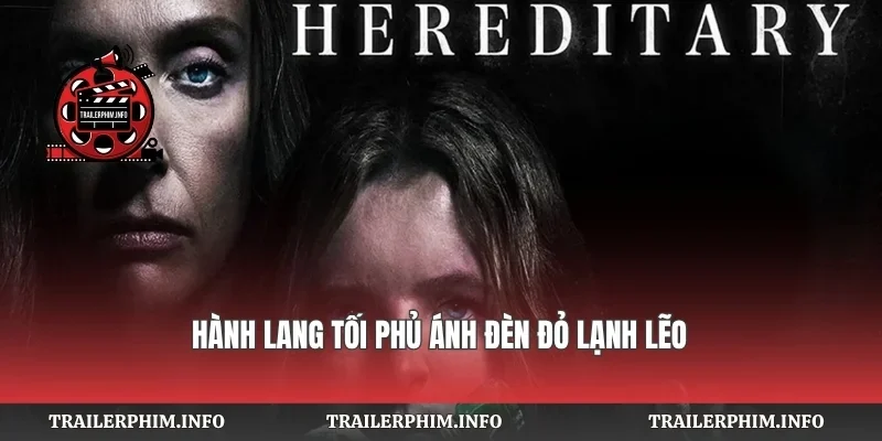 Hành lang tối phủ ánh đèn đỏ lạnh lẽo