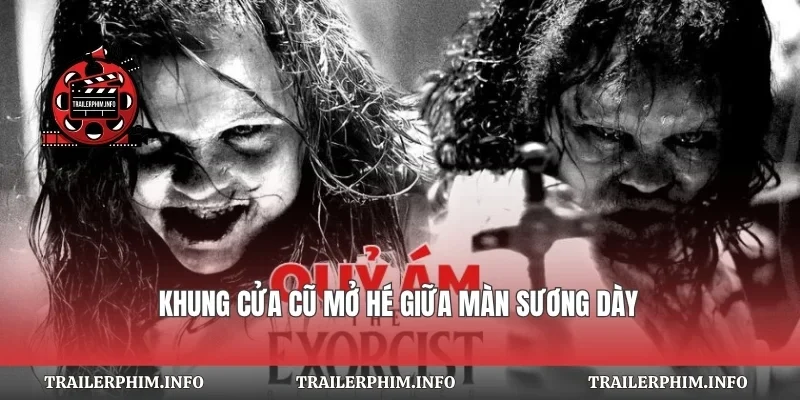 Khung cửa cũ mở hé giữa màn sương dày