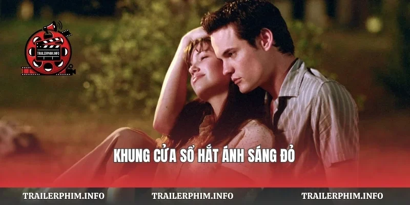 Khung cửa sổ hắt ánh sáng đỏ