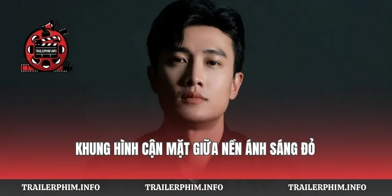 Khung hình cận mặt giữa nền ánh sáng đỏ